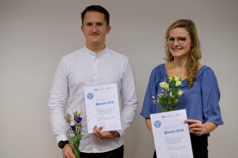 PreisträgerInnen des @ward für multimedial gestützte Lehrveranstaltungen 2018 Johanna Schubert und Clemens Ludwig (v.l.n.r.) (Foto: Benjamin Abicht)