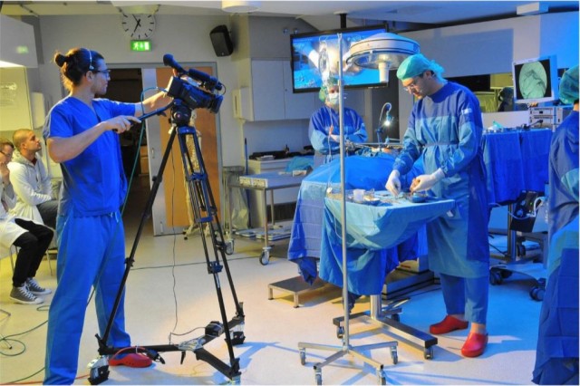 Live-Aufnahme einer Operation in der Sectio chirurgica an der Universität Tübingen, Pressemitteilung vom 16.10.2013