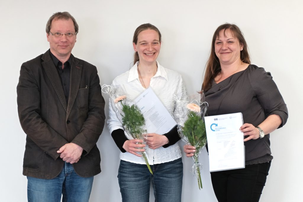 Herr Dr. Michael Gerth (Geschäftsführer des @LLZ) gratuliert Frau Jenny Rademann und Frau Dr. Claudia Ehrhardt.