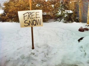 schneebedeckter Boden, darin steckt ein Schild mit der Aufschrift "free snow"