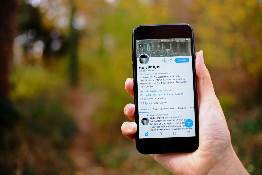 Twitter-Account des Projektes "Die Revolution twittern" auf einem Smartphone